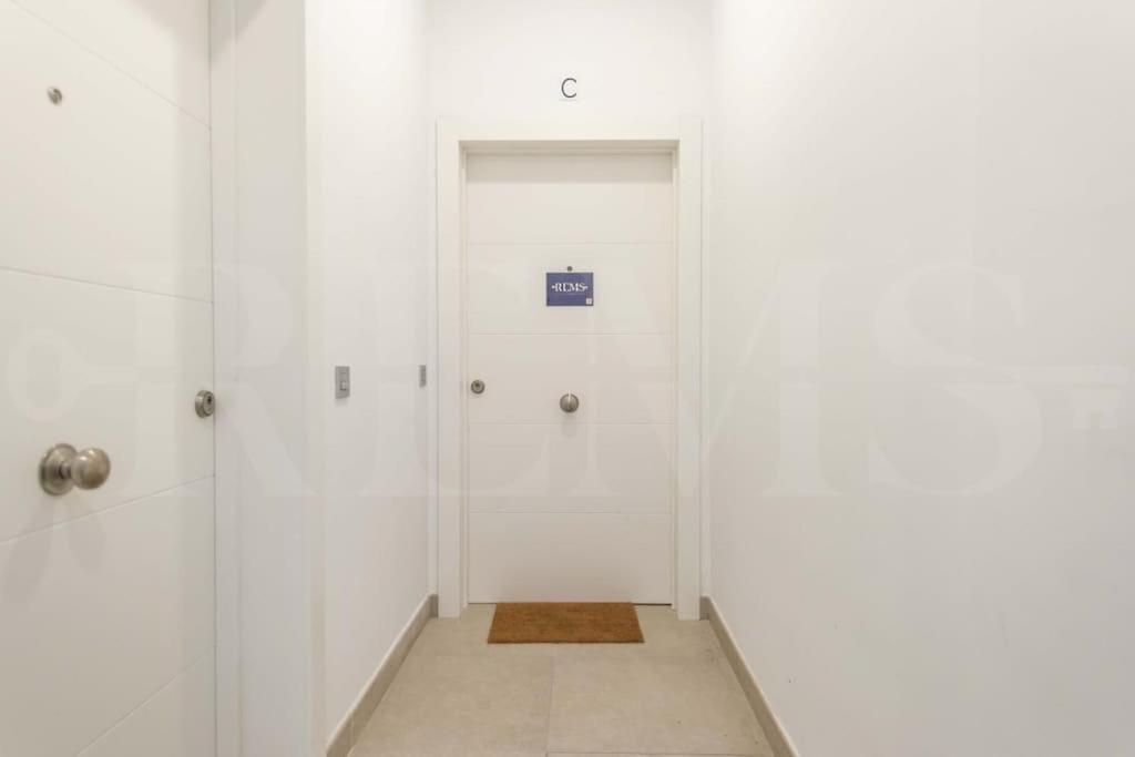 Fresh & Stylish With Parking By Rems