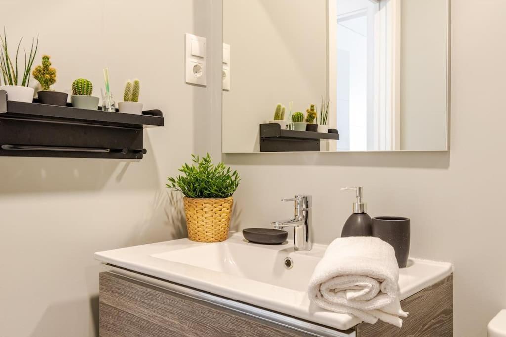 Nuevo, Disfruta Del Silencio, Familias Con Ninos, Aire Acondicionado, 2 Banos , Playa Apartamento Benajarafe