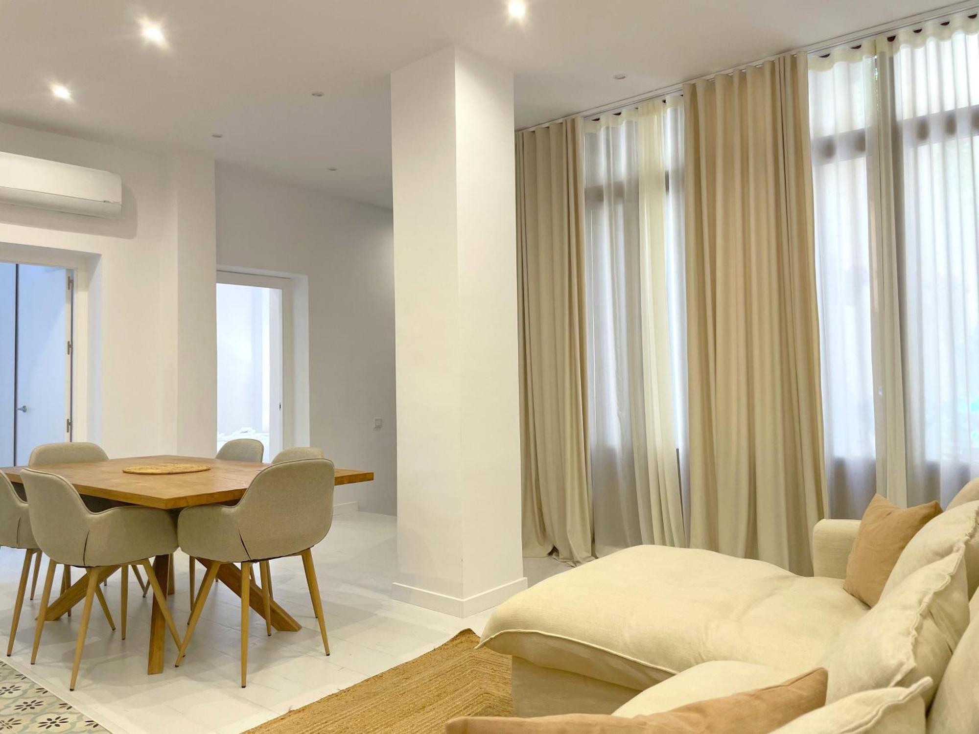 Apartamento Piso Con Patio, 3 Habitaciones, En La Goleta