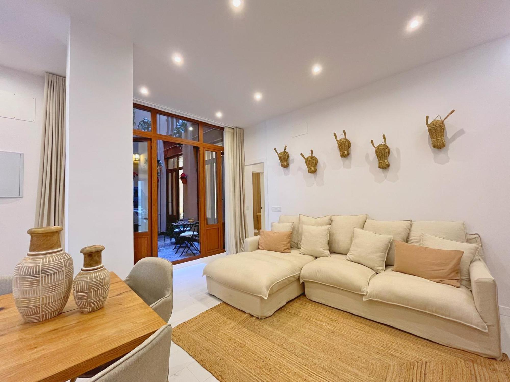 Apartamento Piso Con Patio, 3 Habitaciones, En La Goleta