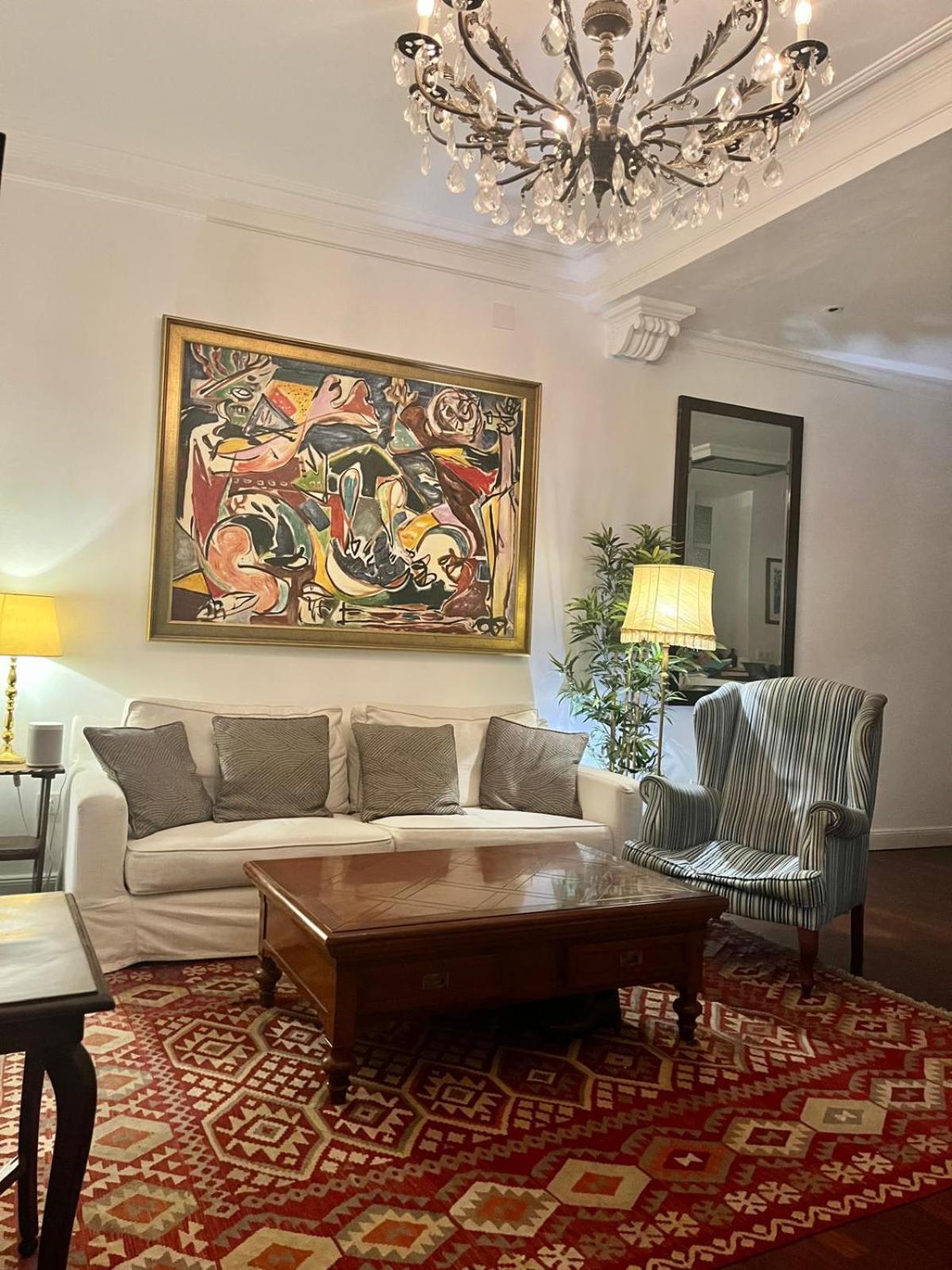 Habitación en casa particular Small Stylish Room With Comfortable Queen-Size Bed In Very Large, Beautifully Decorated Shared Flat In The Historic Centre Of Malaga *