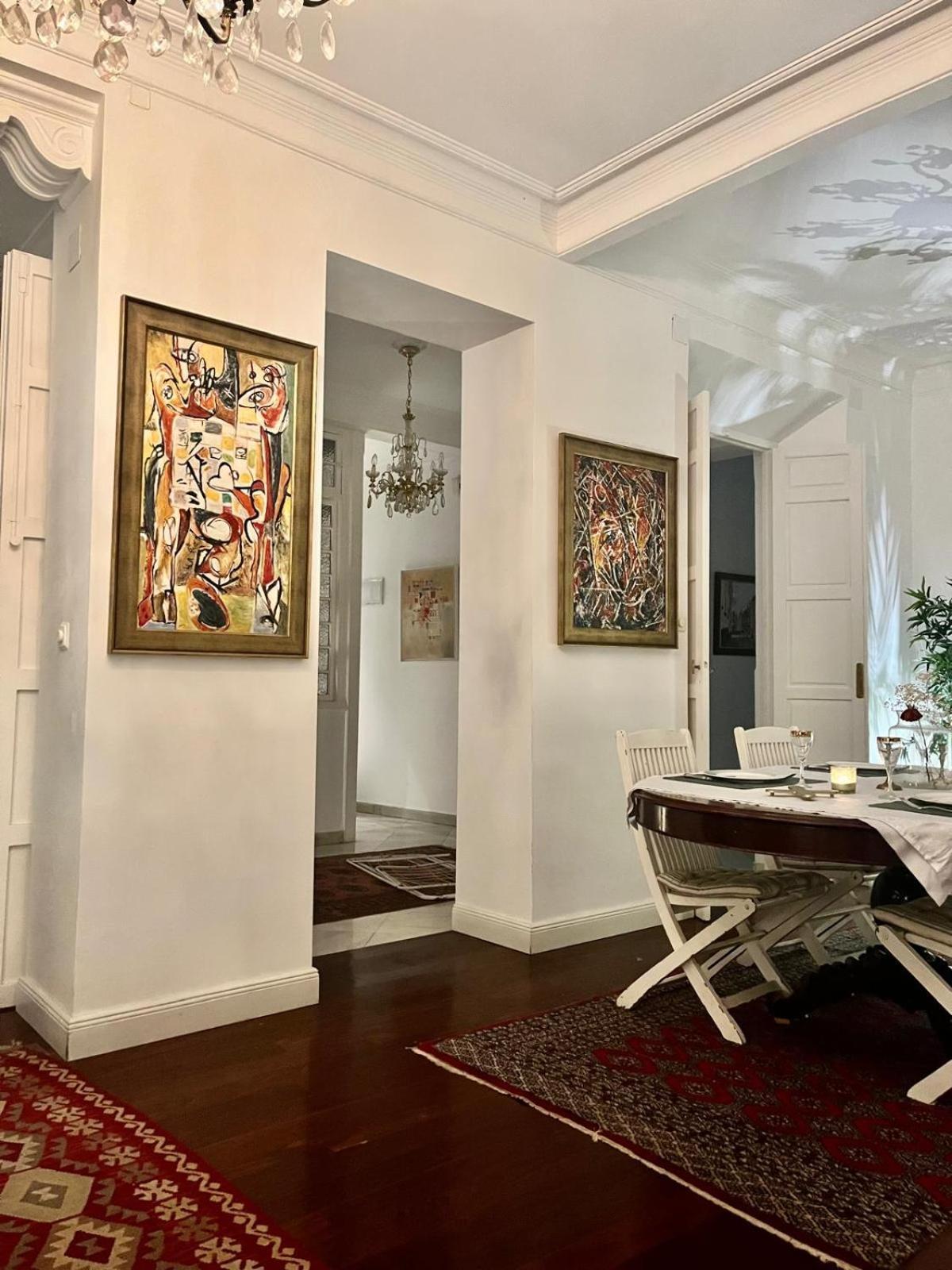 Small Stylish Room With Comfortable Queen-Size Bed In Very Large, Beautifully Decorated Shared Flat In The Historic Centre Of Malaga Habitación en casa particular Málaga