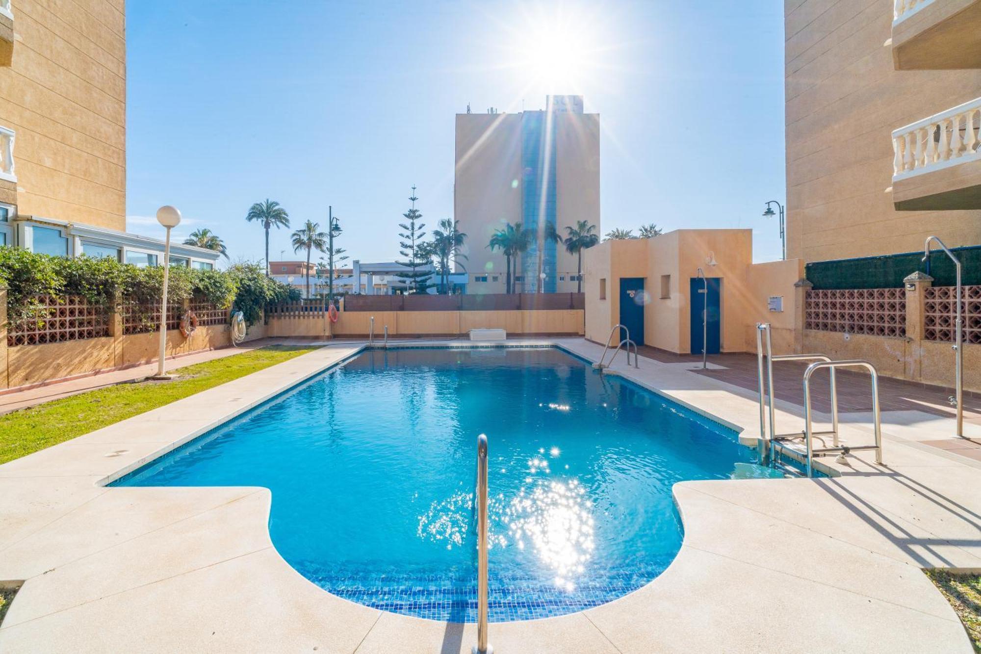 Casa Playa Guadalmar, Beautiful In Front Of The Sea, Wifi, Ac, Smart Tv, Private Parking Apartamento