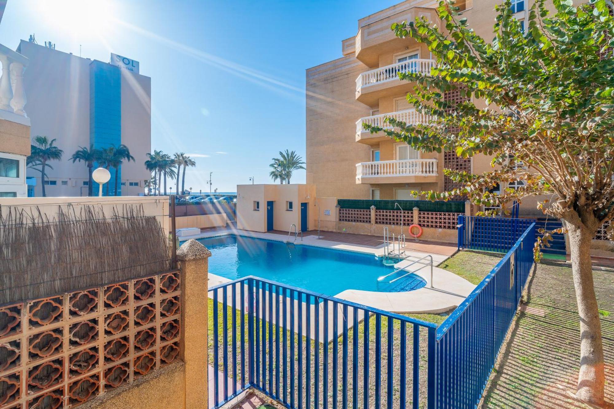 Casa Playa Guadalmar, Beautiful In Front Of The Sea, Wifi, Ac, Smart Tv, Private Parking Málaga