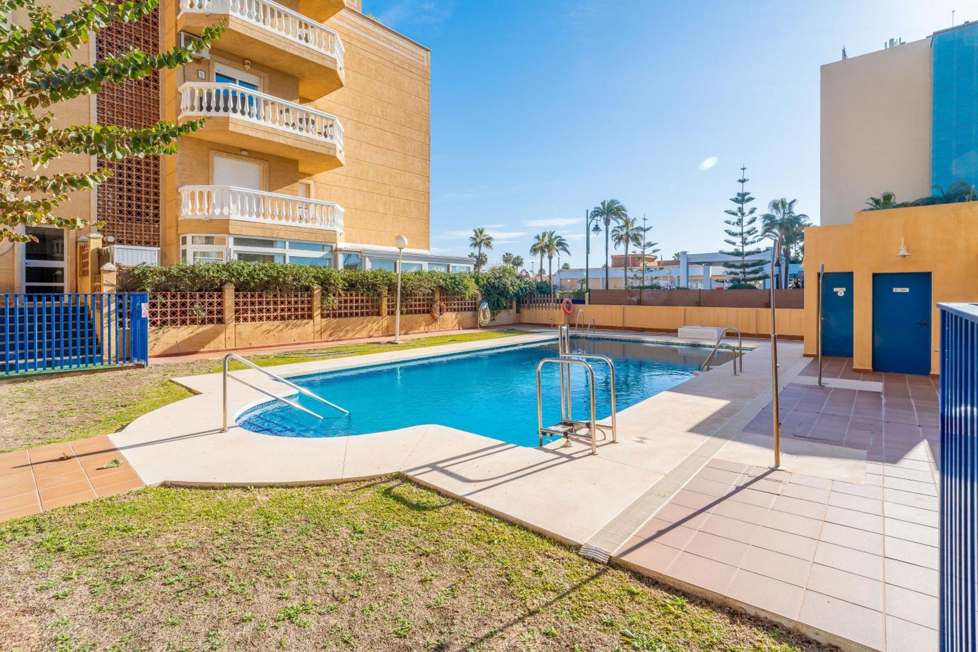 Apartamento Casa Playa Guadalmar, Beautiful In Front Of The Sea, Wifi, Ac, Smart Tv, Private Parking Málaga