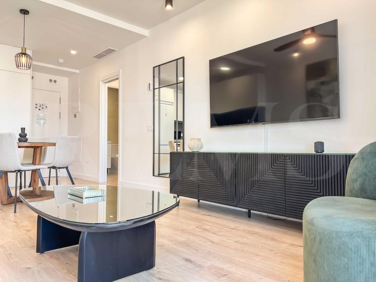 Modern Sky-rise Living With Pool And Parking Rems Apartamento