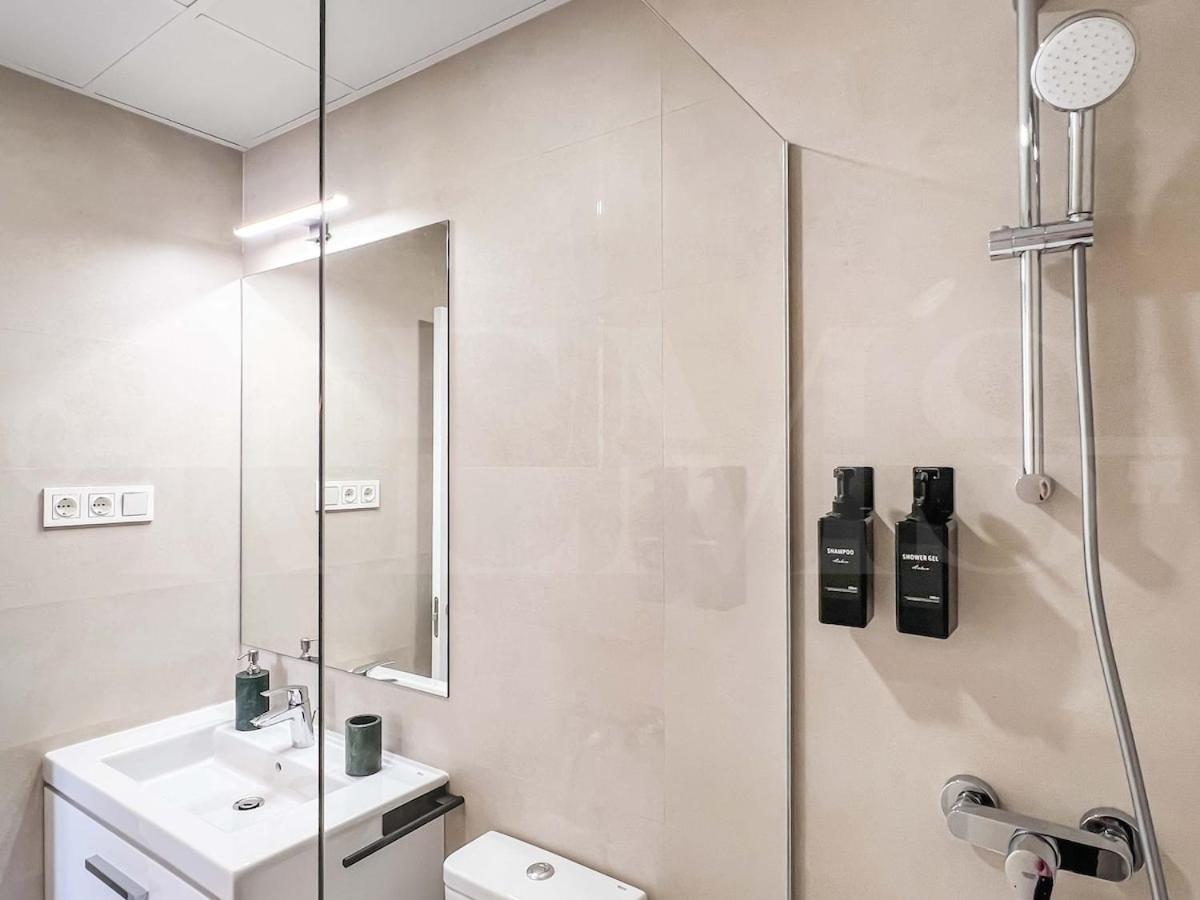 Apartamento Modern Sky-rise Living With Pool And Parking Rems