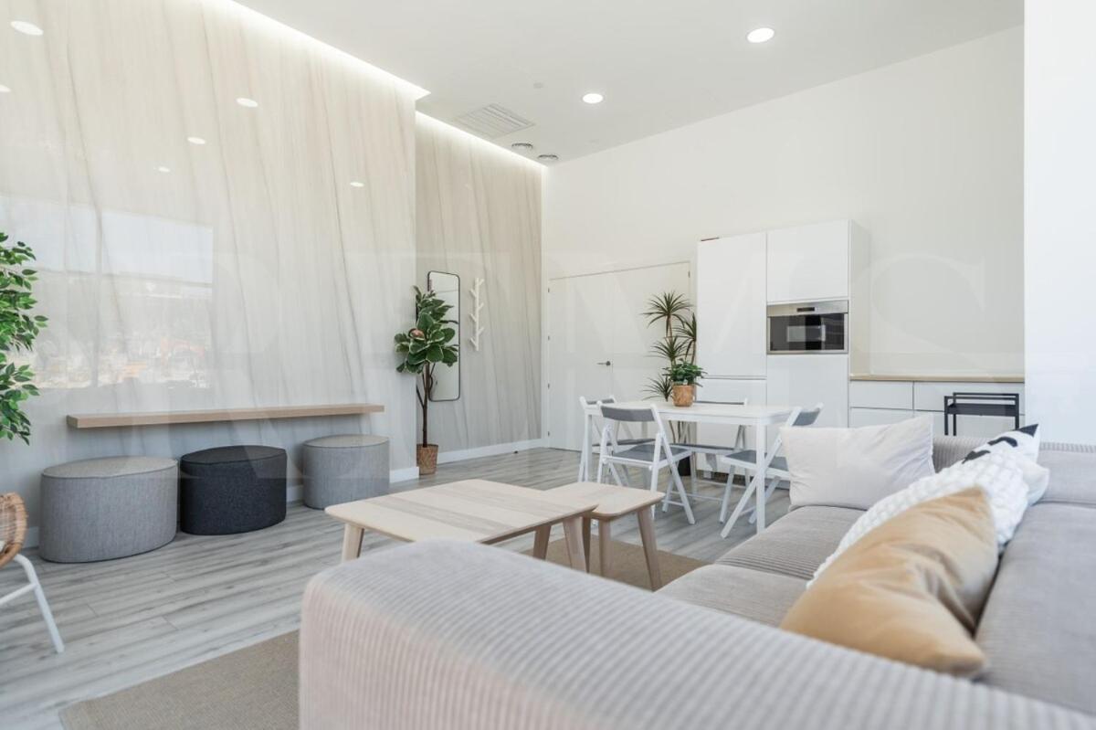 Modern Sky-rise Living With Pool And Parking Rems *