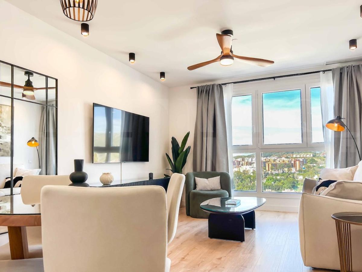 Modern Sky-rise Living With Pool And Parking Rems *