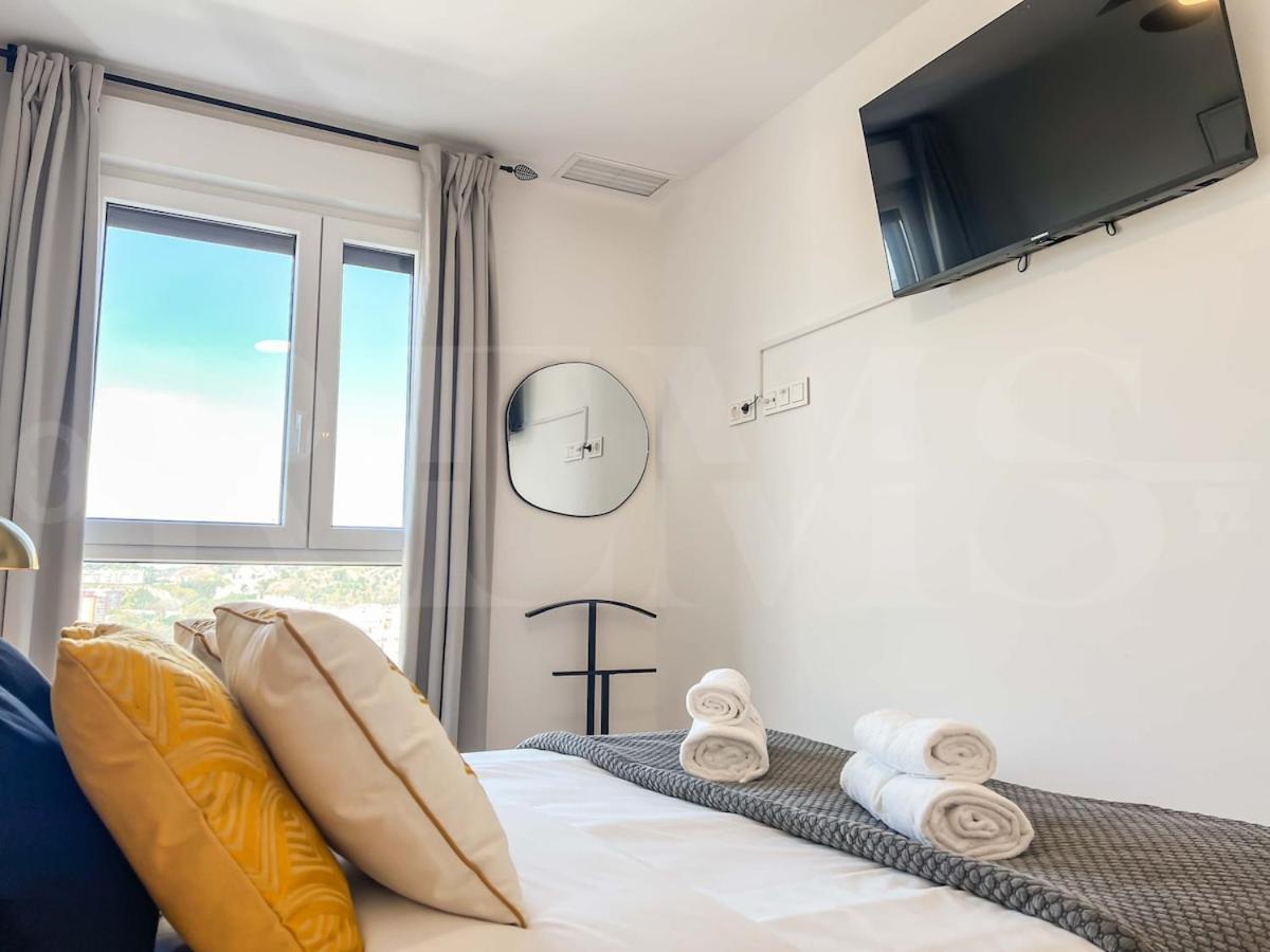 Modern Sky-rise Living With Pool And Parking Rems Apartamento Málaga