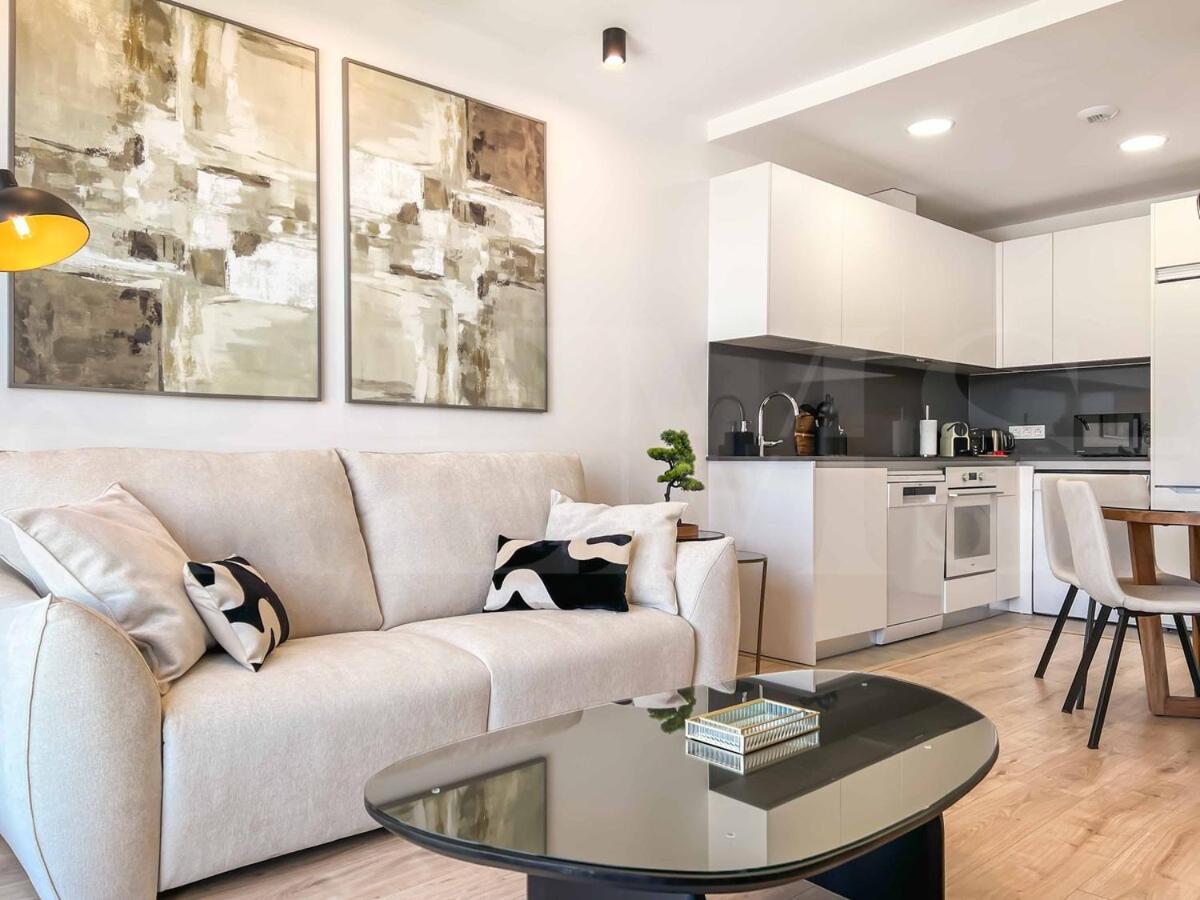 Modern Sky-rise Living With Pool And Parking Rems *