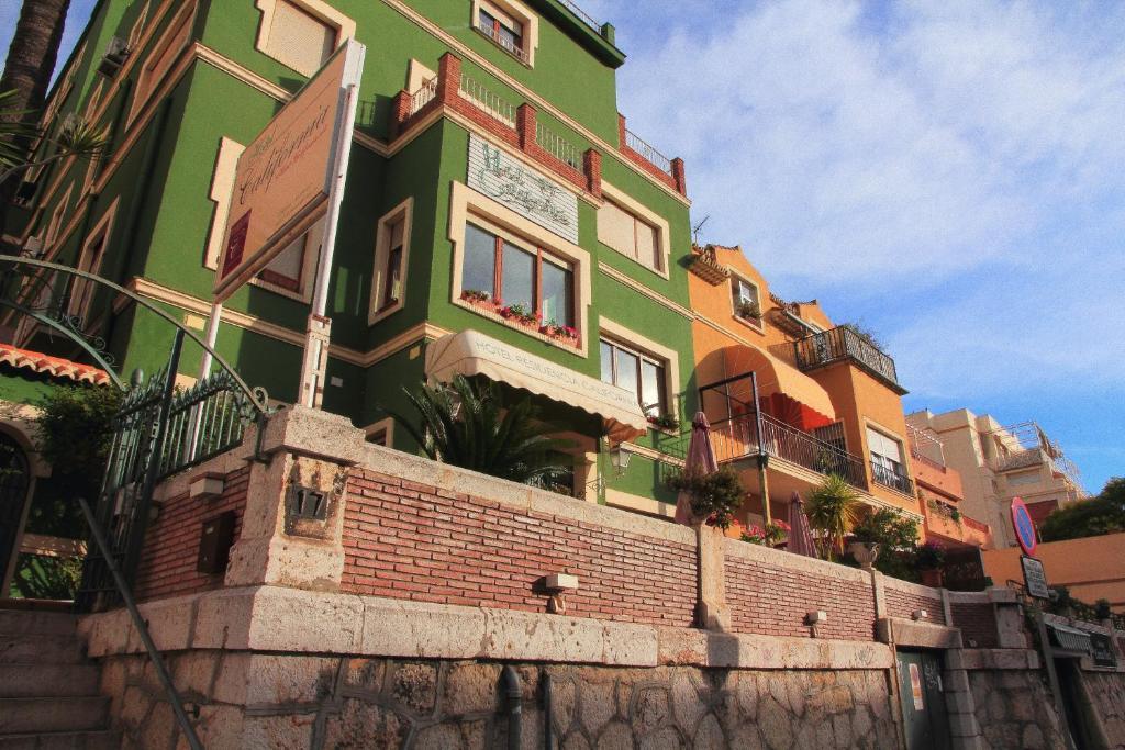 Hotel California 2*